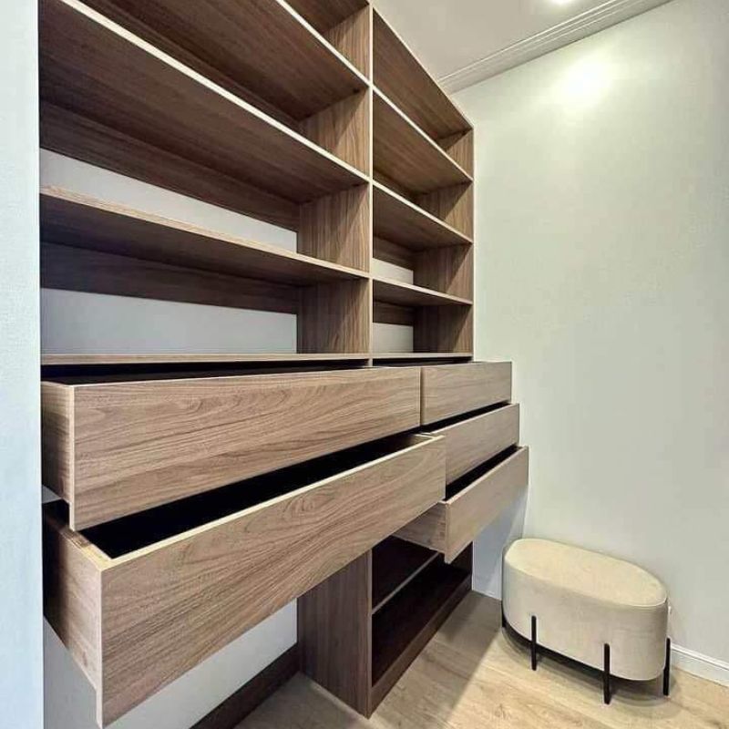 Dressing d'Angle – Chêne Naturel & Organisation Optimisée