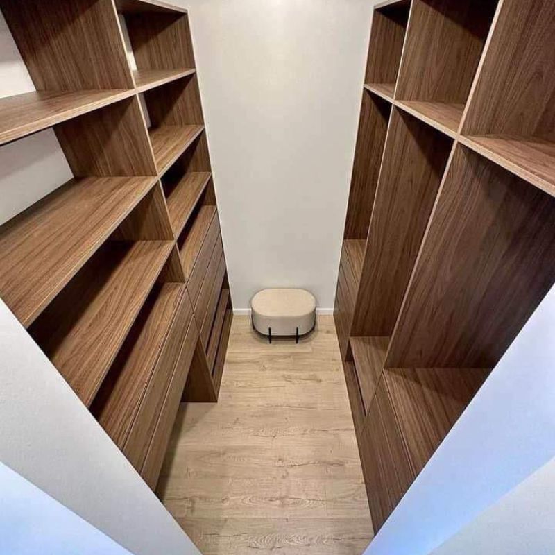 Dressing d'Angle – Chêne Naturel & Organisation Optimisée