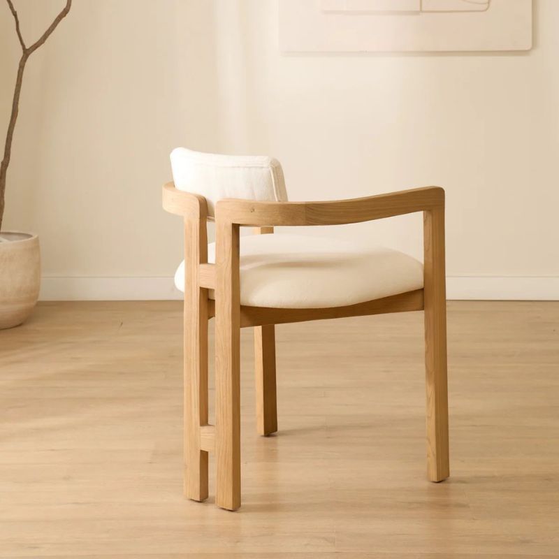 Chaise en bois hêtre en forme de (M)